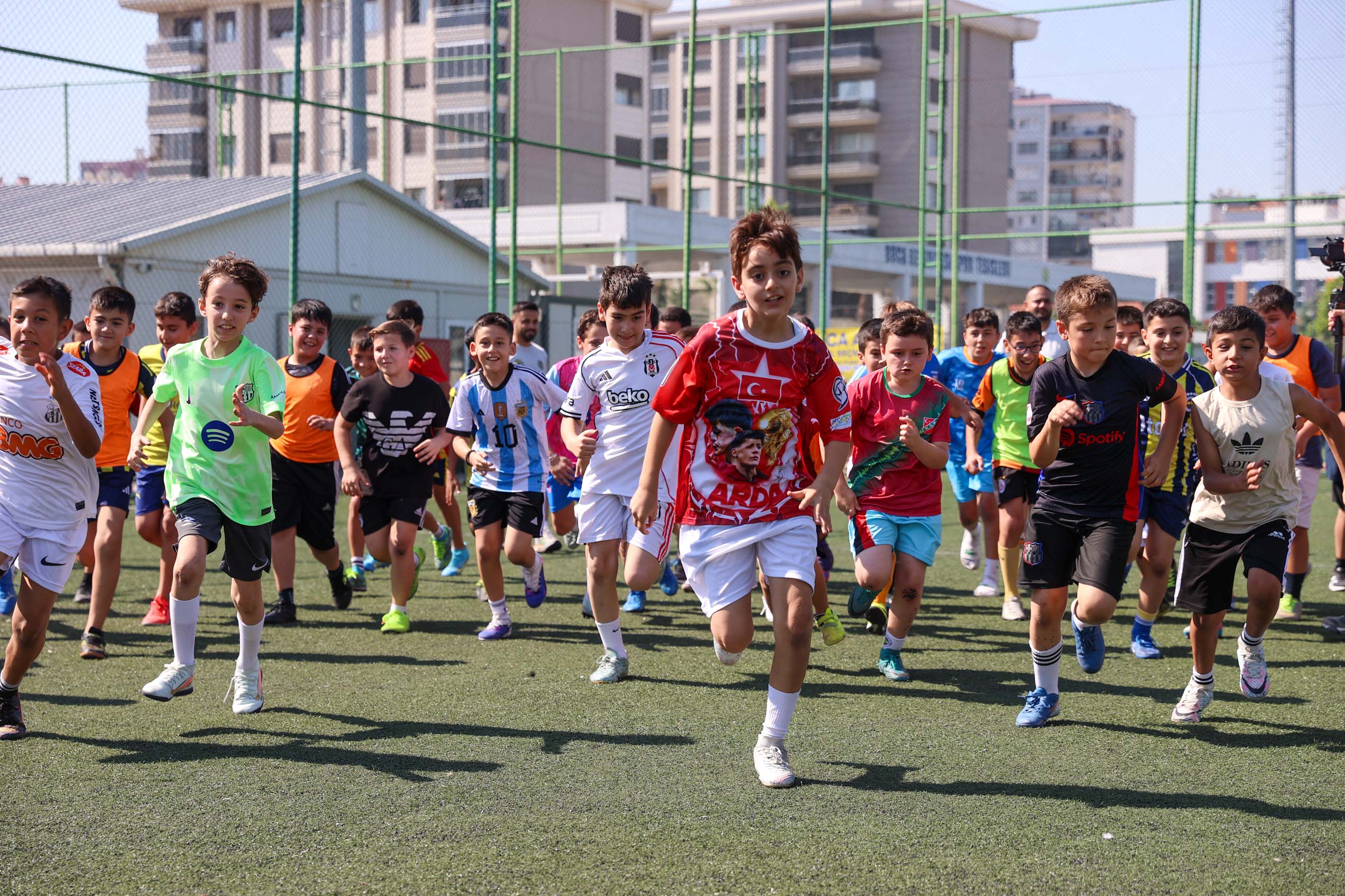Buca’da yaz tatili futbolla renkleniyor