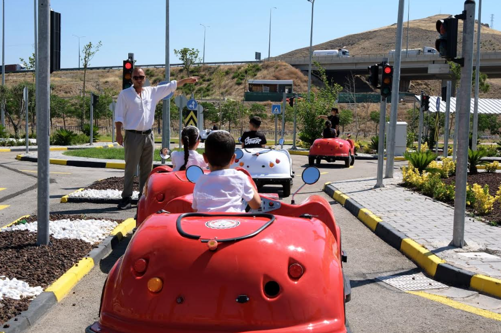 Trafik eğitim parkuru'nda her gün 50 çocuk kuralları öğreniyor