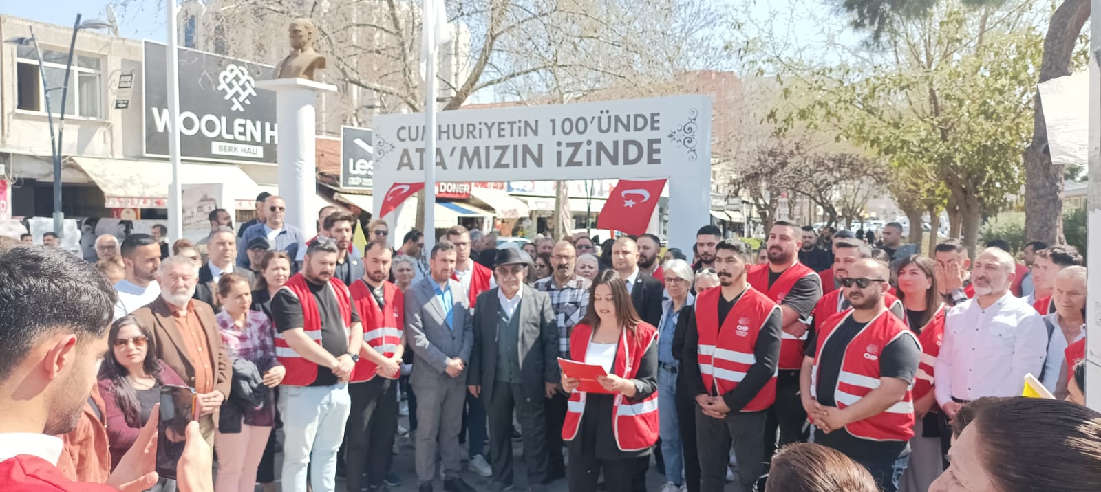CHP Çiğli Gençlik Kolları Suriye'de Yaşanan Alevi Katliamını Protesto Etti