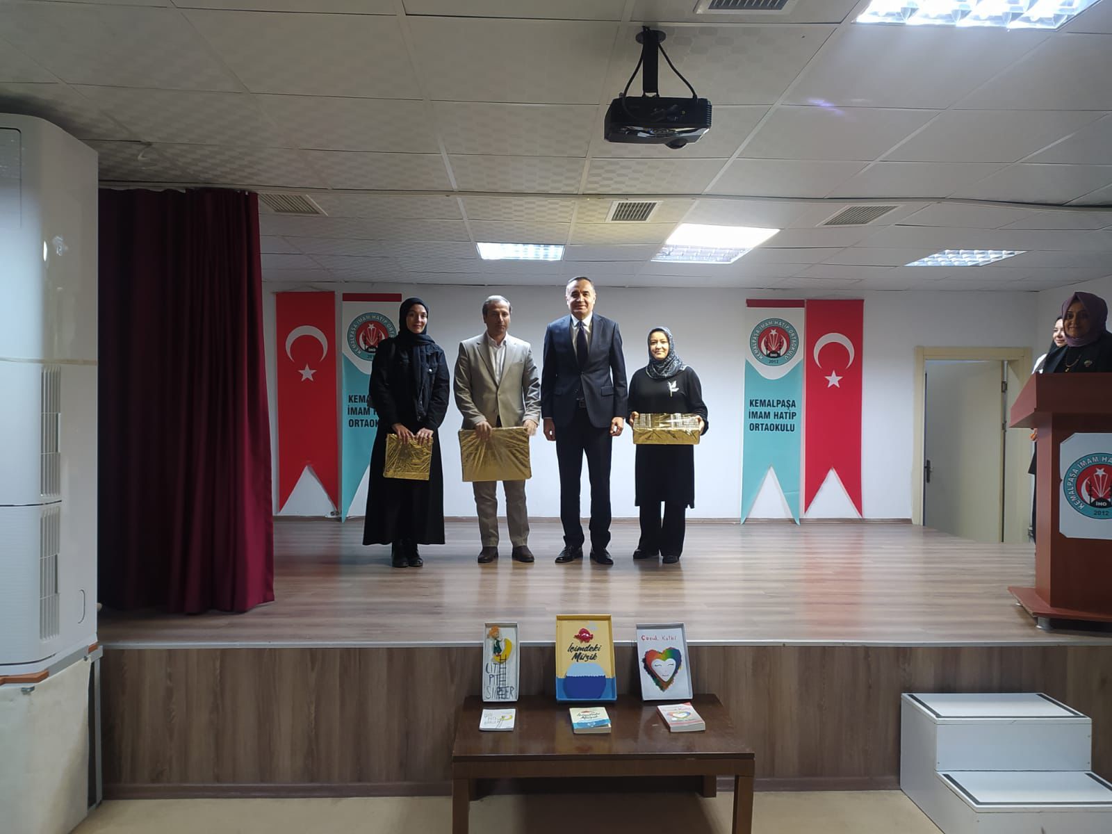 KEMALPAŞA İMAM HATİP ORTAOKULU’NDA AİLE YILI KAPSAMINDA “VELİ KİTAP OKUMA YARIŞMASI” ÖDÜLLERİ TAKDİM EDİLDİ