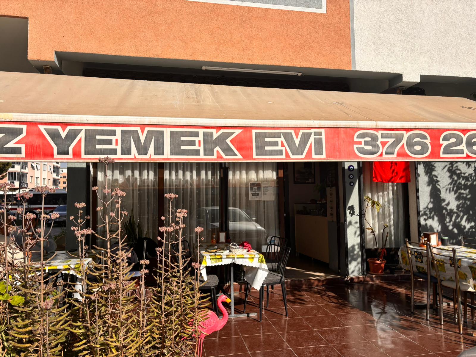 15 Yıllık Lezzet Sırrı: Naz Yemek Evleri'nde Yemekler Değil, 'Aile' Pişiyor!