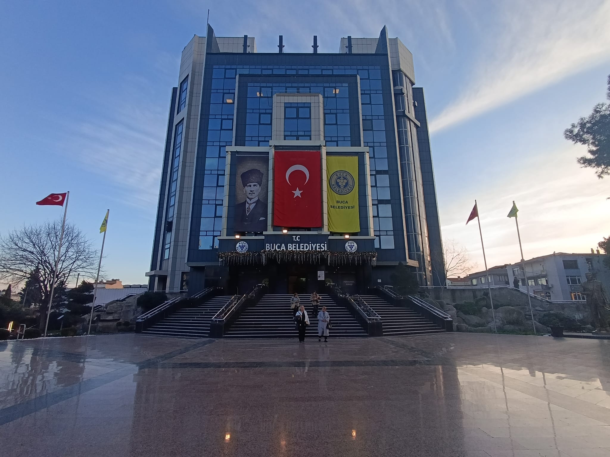 İzmir’de Belediyeye 'Rüşvet' Operasyonu: İmar ve Ruhsat Birimlerinde Şafak Baskını!