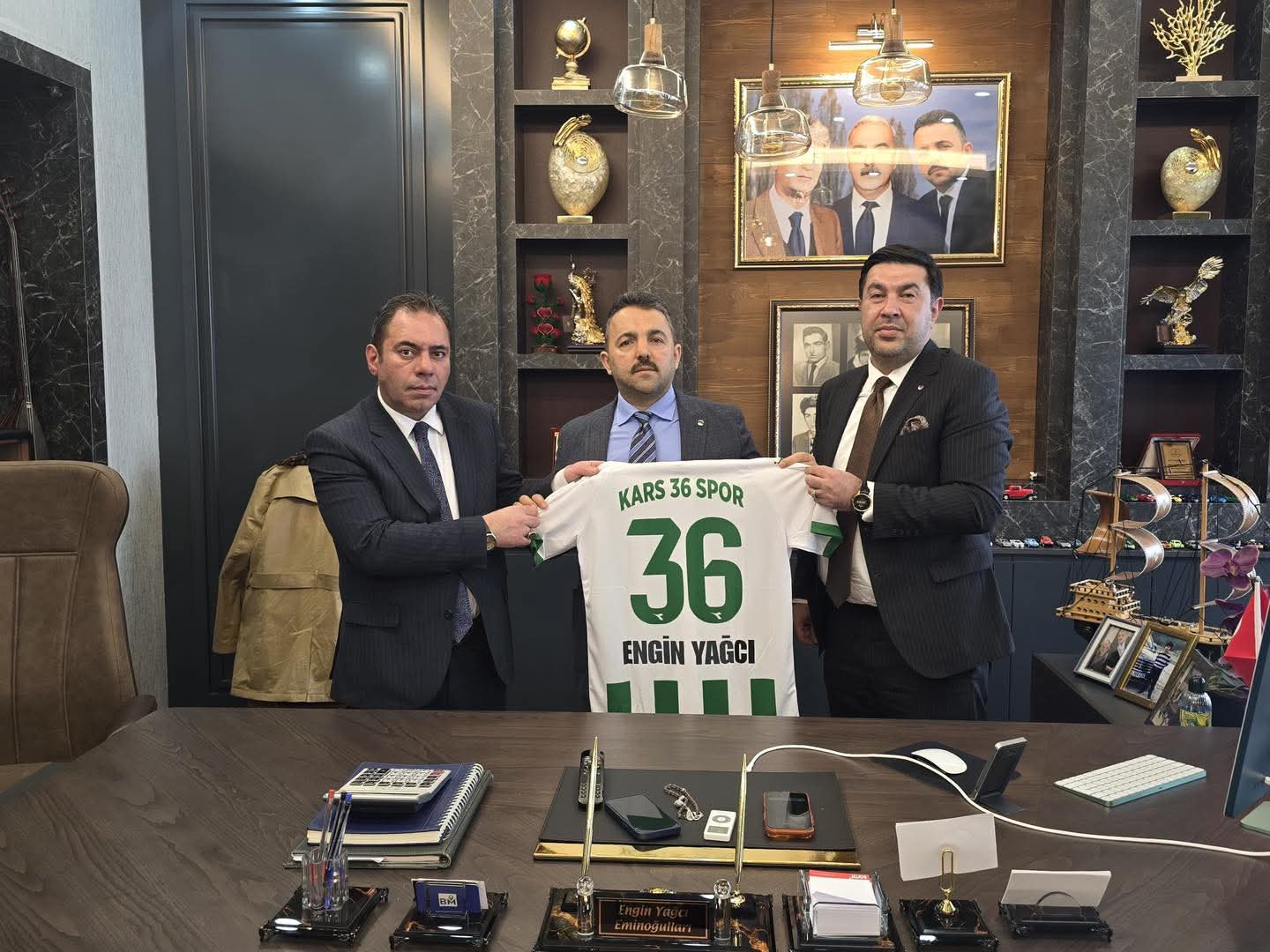Kars belediye başkanı Ötüken senger karsspor'a destek ziyaretleri 