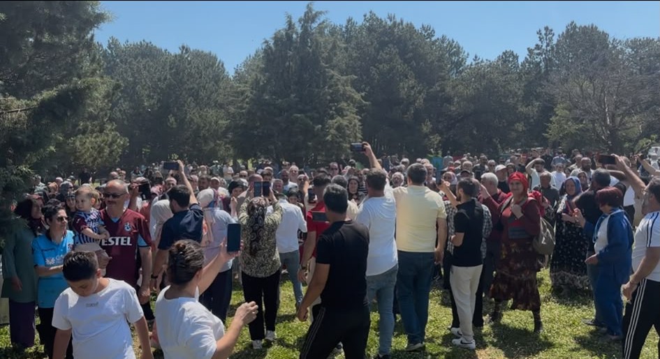 KARADENİZLİLER MANİSA İZMİR ARASINDA BULUNAN SPİL DAĞINDA BULUŞTULAR