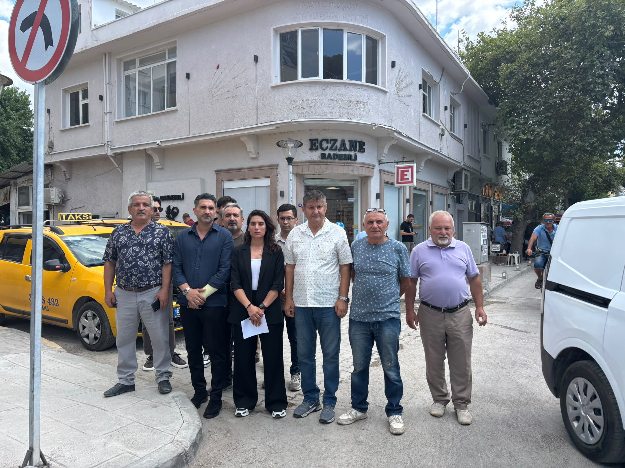 CHP DİKİLİ'DE SKANDAL DEVİR TESLİM: İLÇE BİNASINI FESHETTİLER, EŞYALARI YAĞMALADILAR!