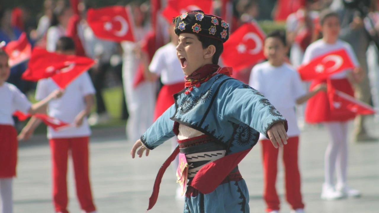 İzmirli çocuklar 23 Nisan’ı kutladı: Her hayalin, her duanın, her rüyanın öznesi sizlersiniz!