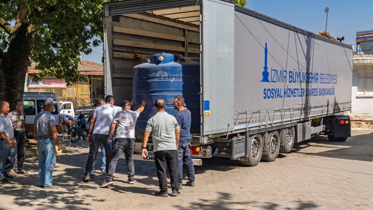 İzmir Büyükşehir Belediyesi, yangınlardan etkilenen bölgelere su deposu dağıtıyor