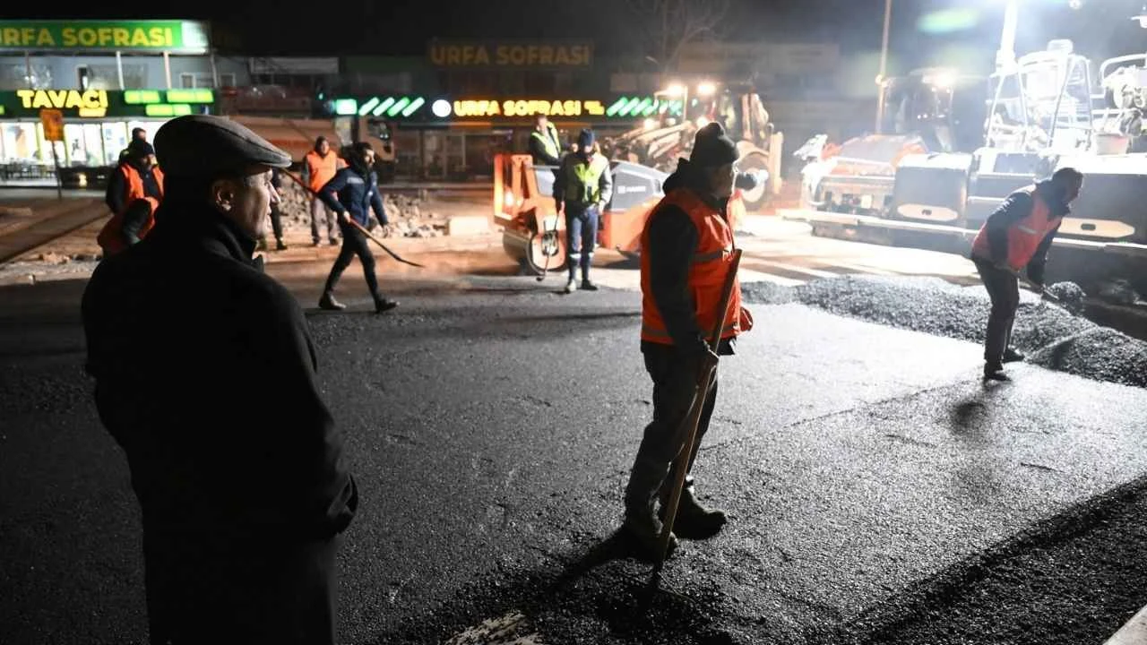 Bornova’da gece mesaisi: Başkan Eşki asfalt çalışmalarını inceledi