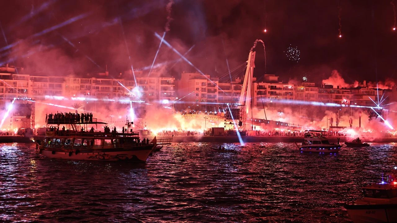 Göztepe 100 Yaşında: Güzelyalı Sahili’nde Meşalelerle Yanan Gece