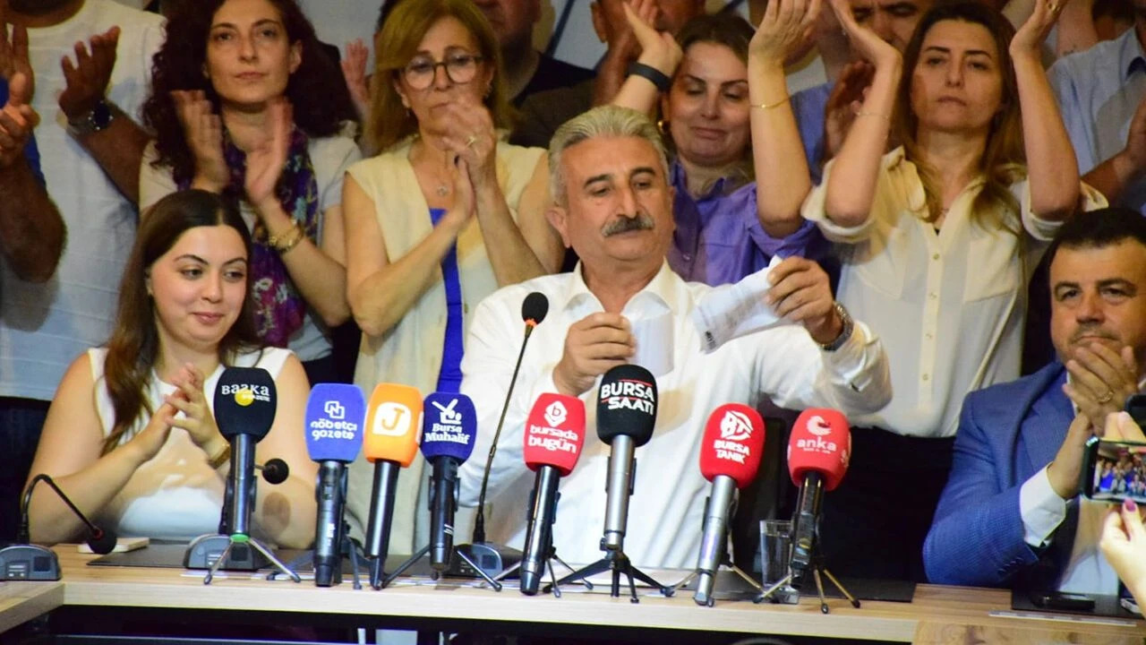 Bursa CHP'de İptal Depremi: Görevden Alma Yazısını Yırtan Yeşiltaş’tan Ankara’ya Sert Tepki