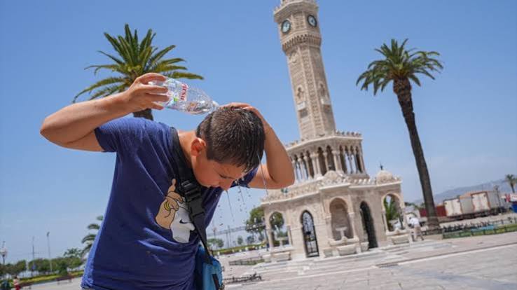 İzmir Bugün Alev Alev! Termometreler 40 Dereceyi Vuracak: İşte İlçe İlçe Sıcaklık Haritası