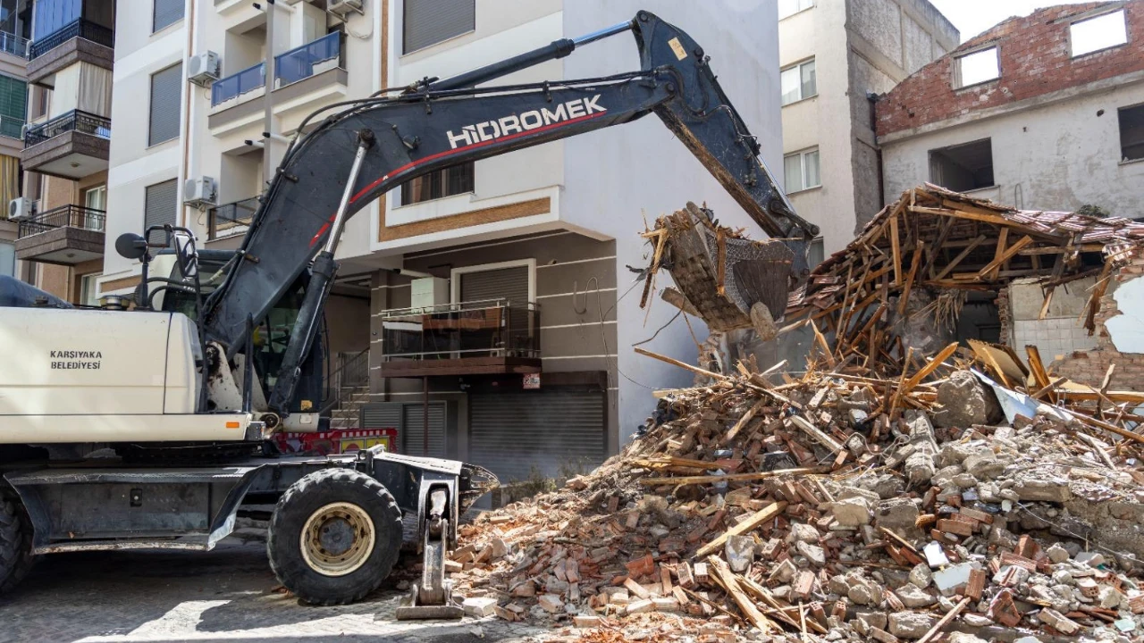 Karşıyaka’da metruk ve riskli binalar bir bir yıkılıyor