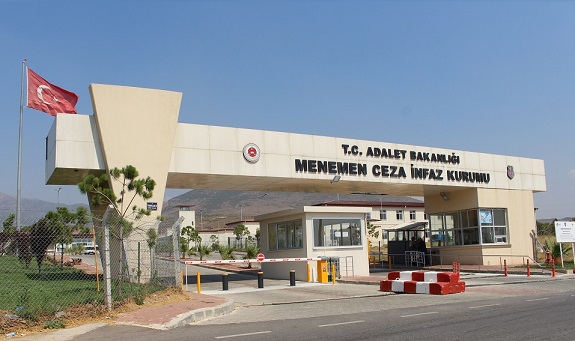 Menemen Cezaevi'nde Mahkûmlar Zor Şartlarla Mücadele Ediyor: Tahta Kurusu ve Sağlık Sorunları İddiaları Gündemde