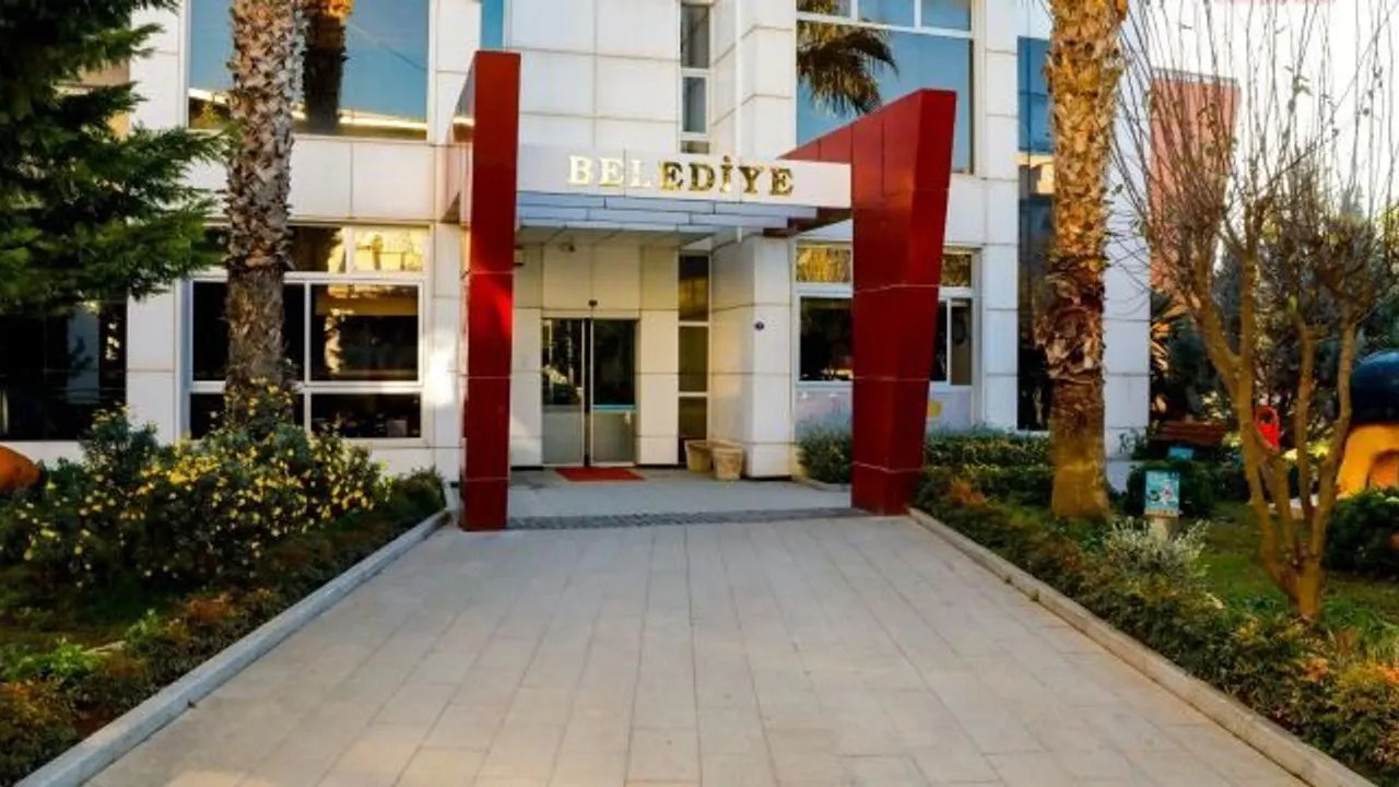 Seferihisar Belediyesi'ne 3. Dalga Operasyonu! Başkan İsmail Yetişkin Dahil Çok Sayıda Gözaltı Var!
