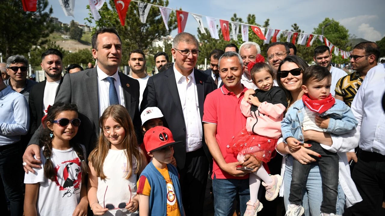 Bornova'da 23 Nisan coşkusu: Tugay ve Eşki çocukların neşesini paylaştı