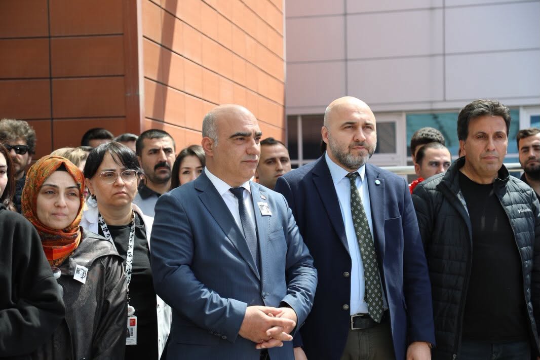 İzmir İl Sağlık Müdürü Ayhan Kul da Çiğli'de Beyza Nur Doktor'a veda etti.